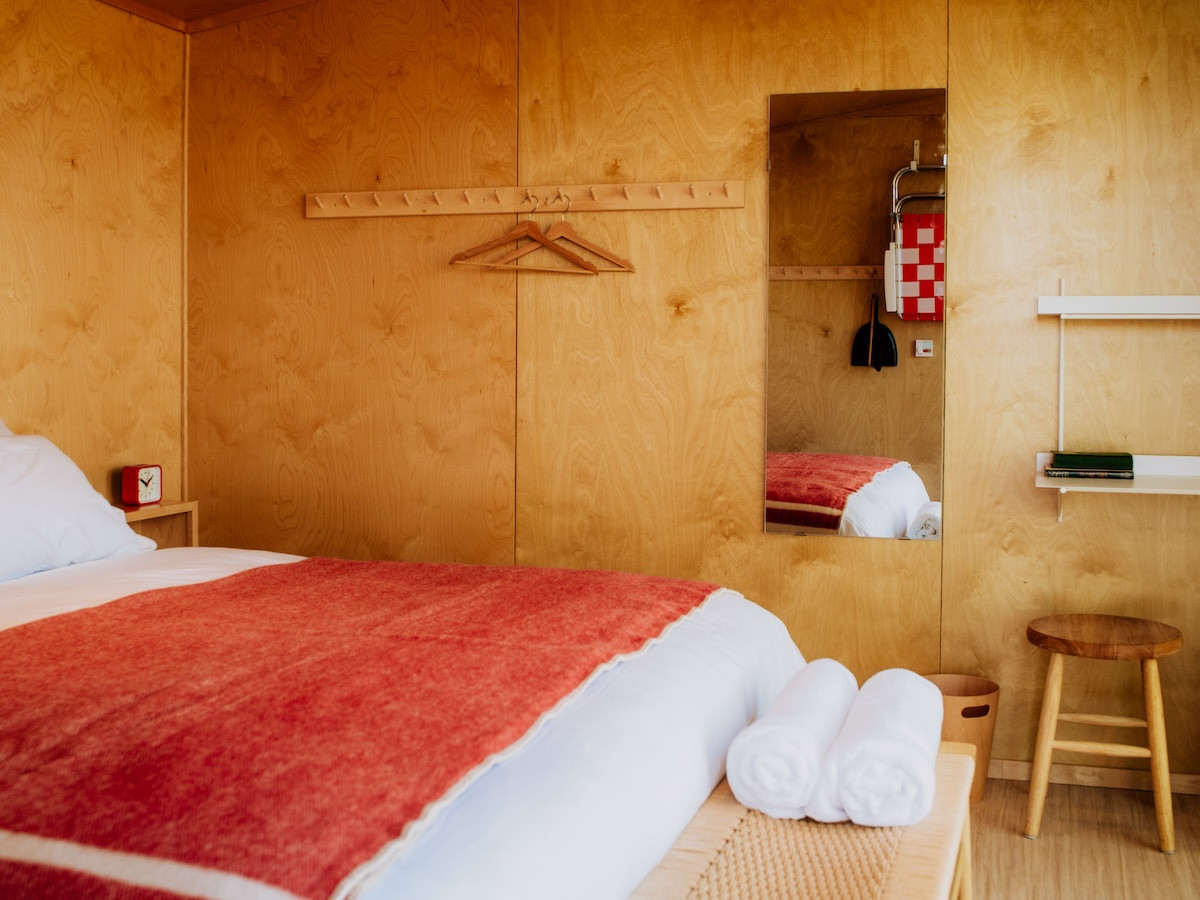 chambre murs bois petite maison 37m2