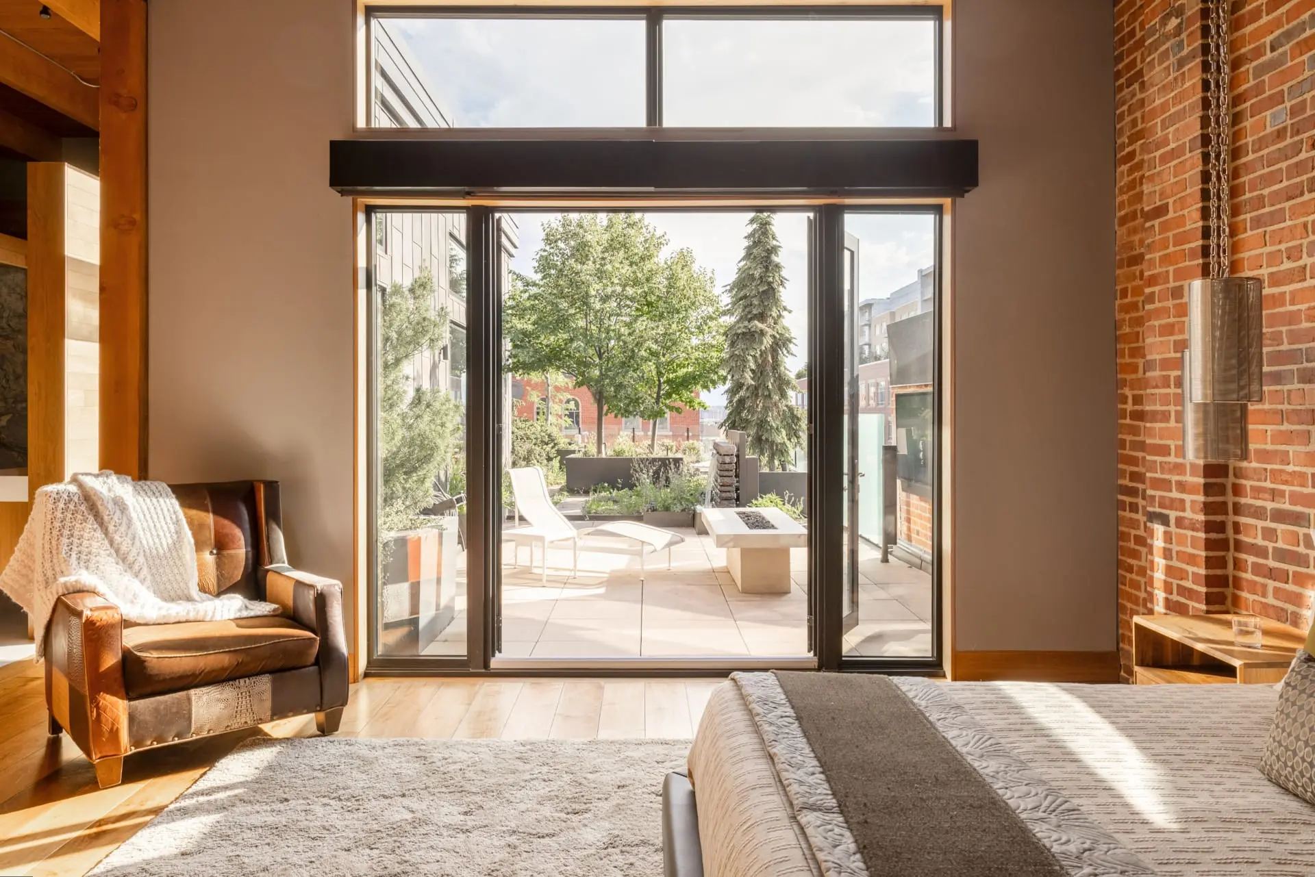 chambre mur de briques avec terrasse