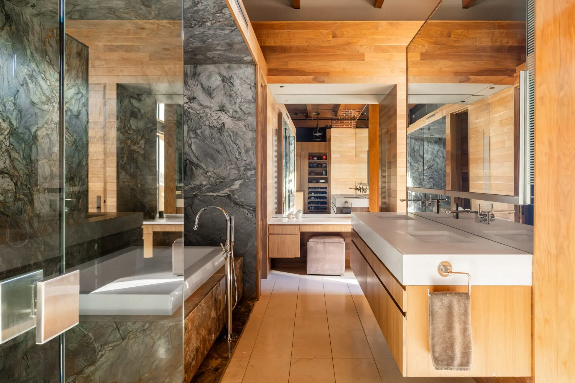 salle de bain bois et marbre noir