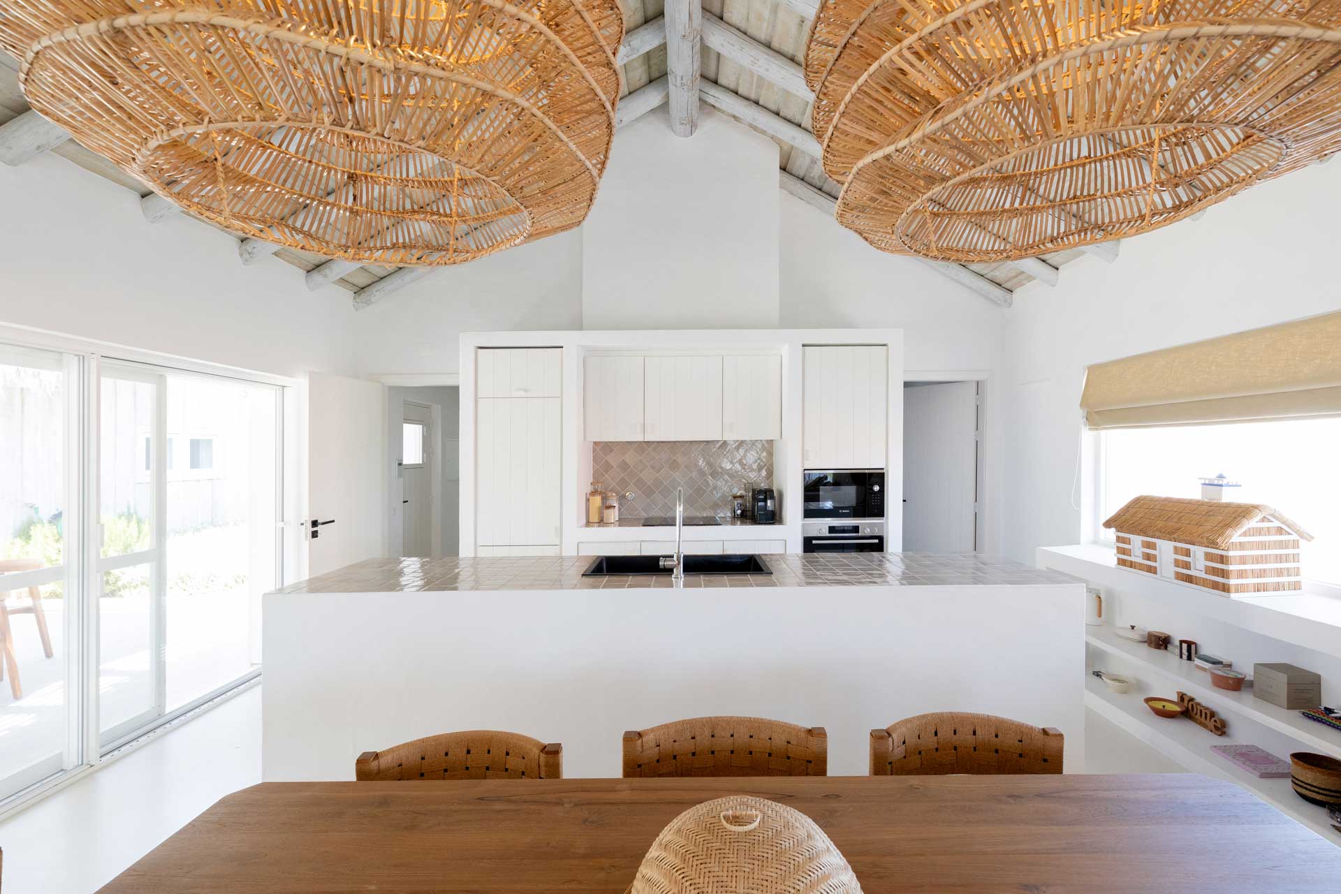salle à manger et cuisine ouverte avec poutres décoration naturelle salle à manger et cuisine ouverte avec poutres décoration naturelle