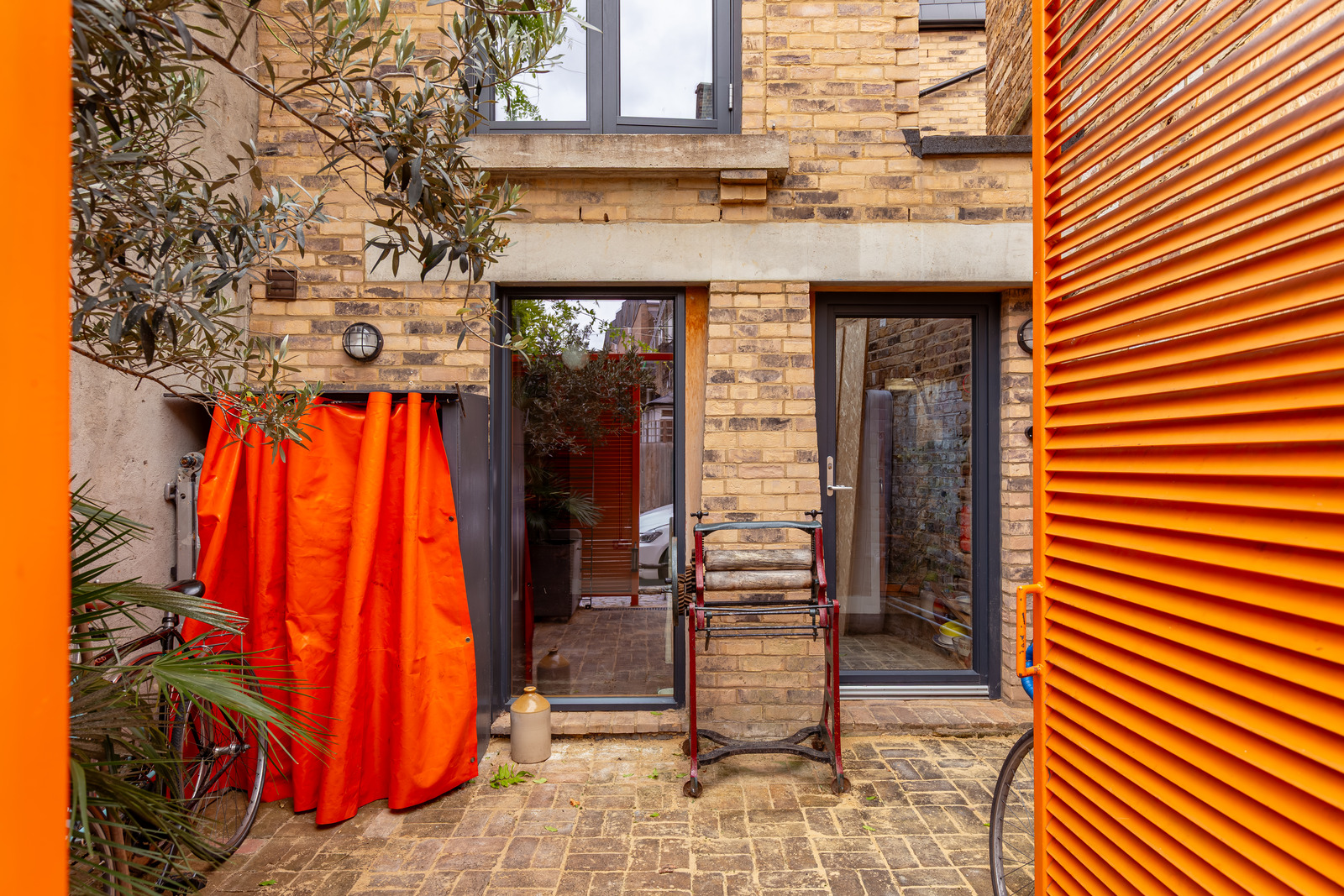 entrée avec porte métal orange maison Londres entrée avec porte métal orange maison Londres