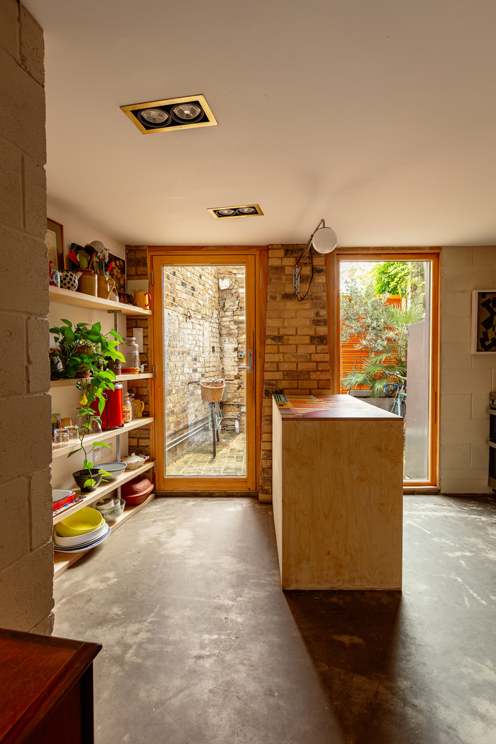 cuisine maison pop sur trois niveaux rénovée par architectes Londres cuisine maison pop sur trois niveaux rénovée par architectes Londres
