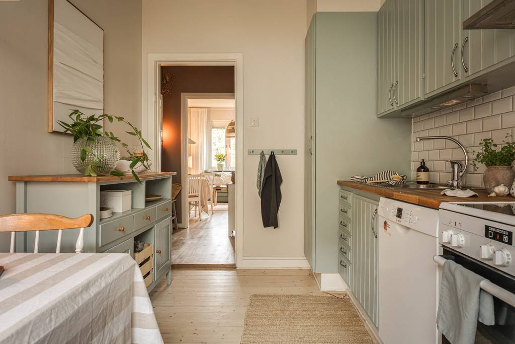 cuisine décoration verte et beige deux-pièces de 50m2