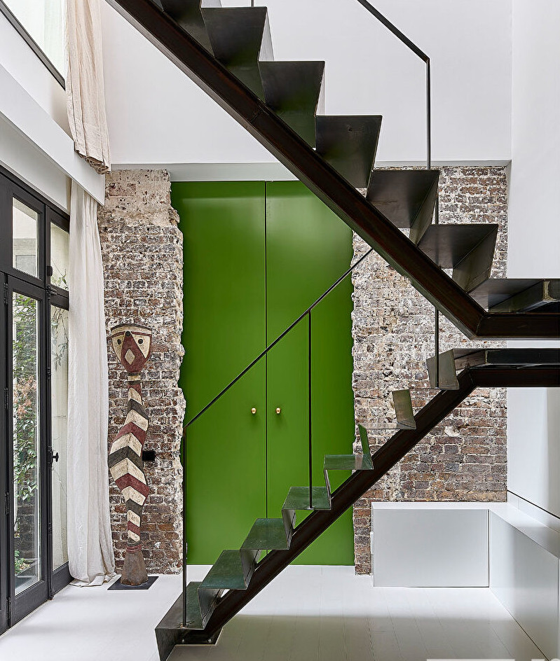 escalier métal design appartement en duplex Paris © Julien Krede