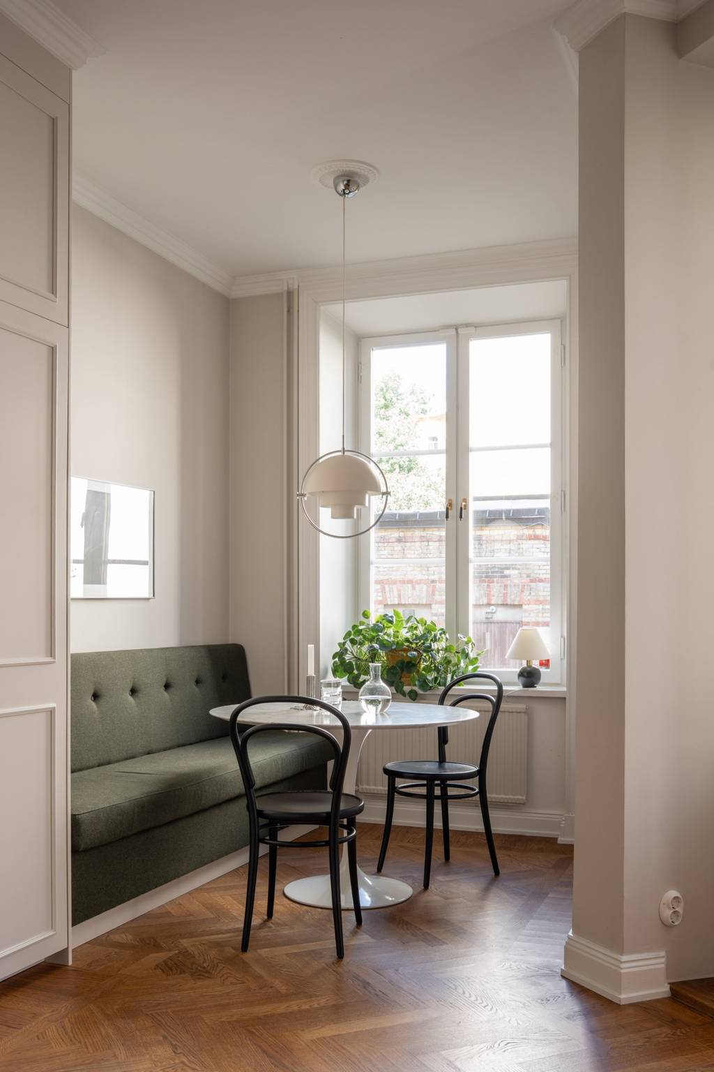 espace repas dans cuisine avec balcon décoration contemporaine espace repas dans cuisine avec balcon décoration contemporaine