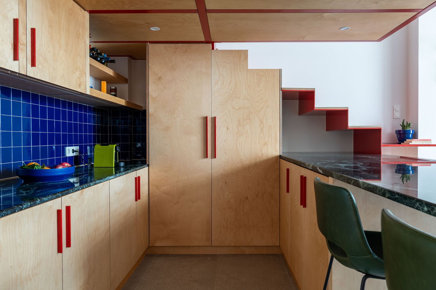 cuisine sous mezzanine duplex 75m2 décoration originale et colorée