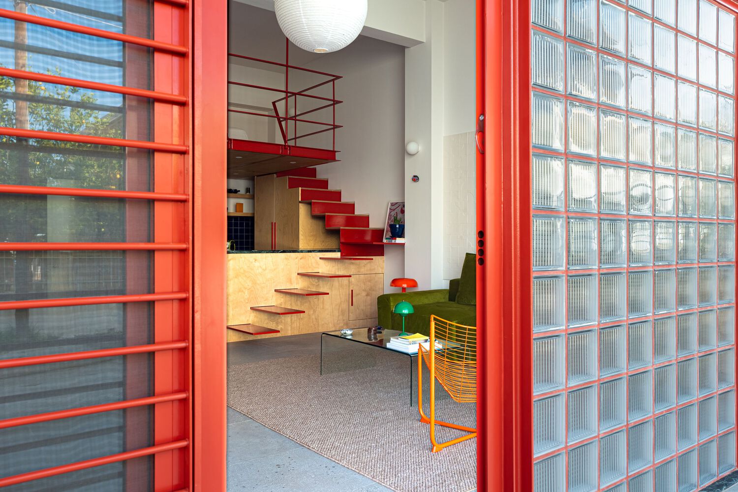 façade briques de verre porte en acier rouge appartement rénové 