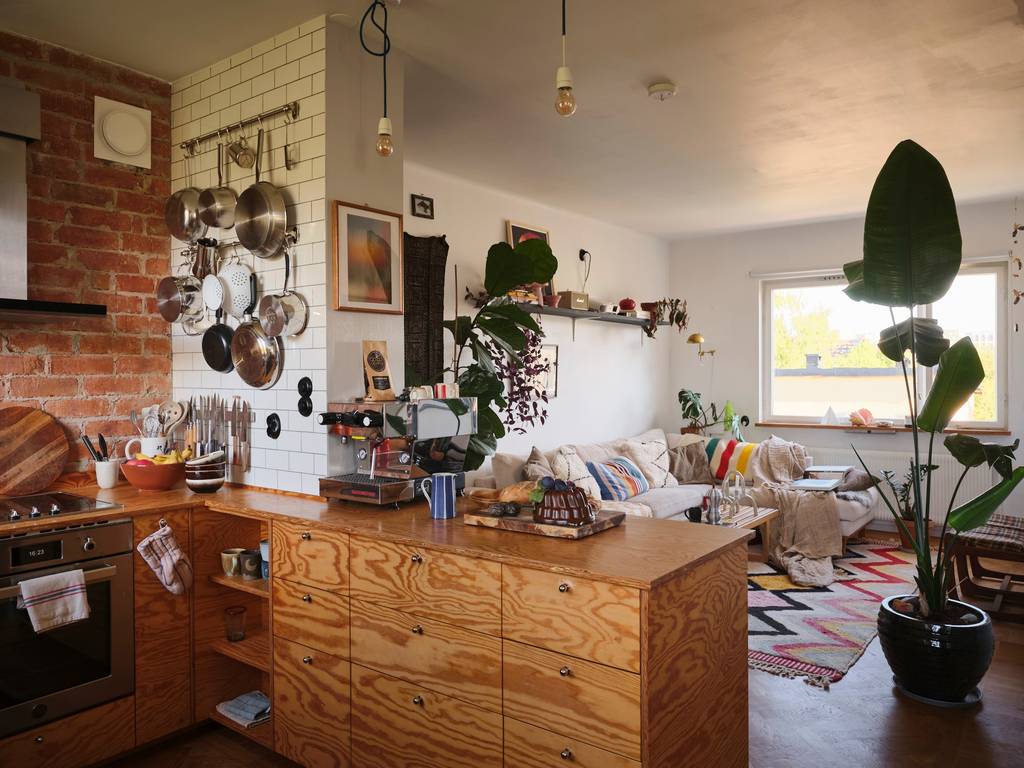 cuisine en contreplaqué ouverte avec mur de briques décoration vintage