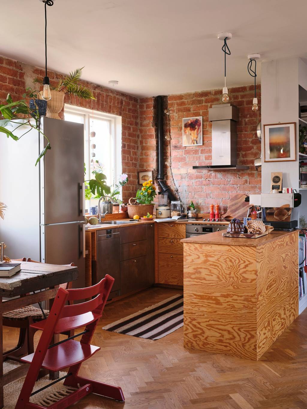 cuisine en contreplaqué ouverte avec mur de briques décoration vintage
