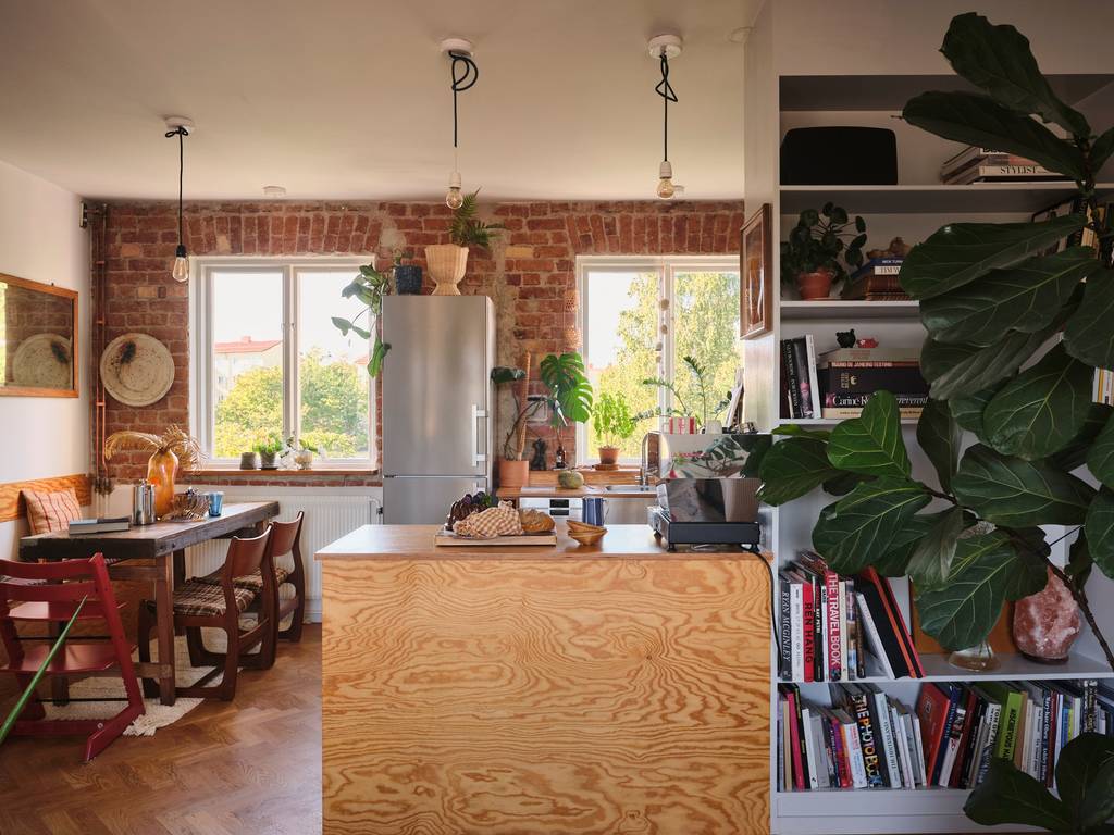cuisine en contreplaqué ouverte avec mur de briques décoration vintage