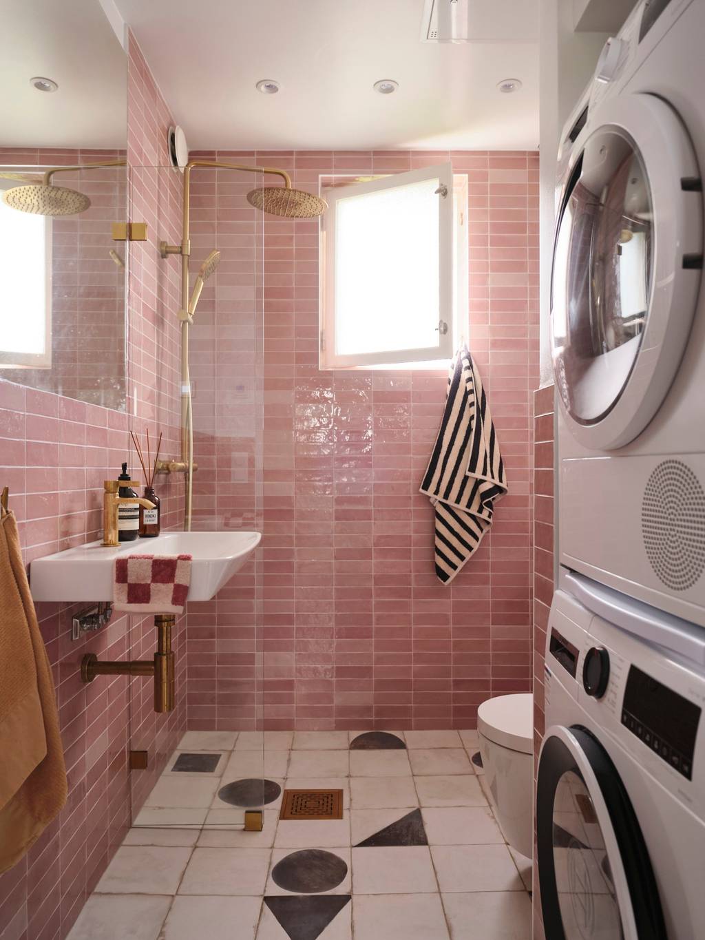 salle de bain moderne rose sol blanc et noir