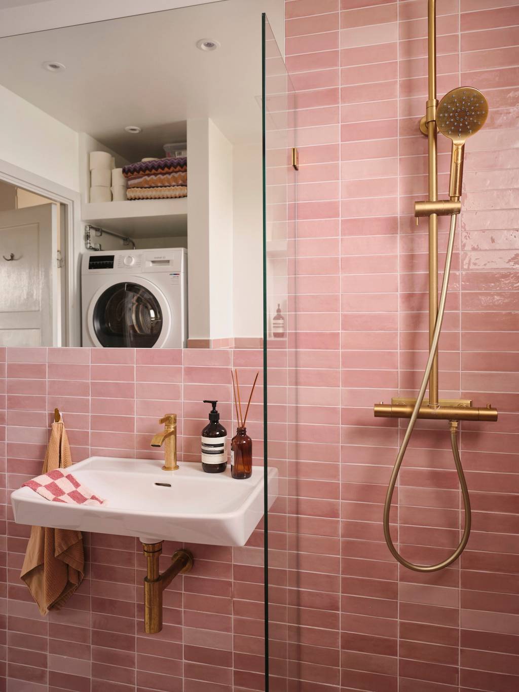 salle de bain moderne rose