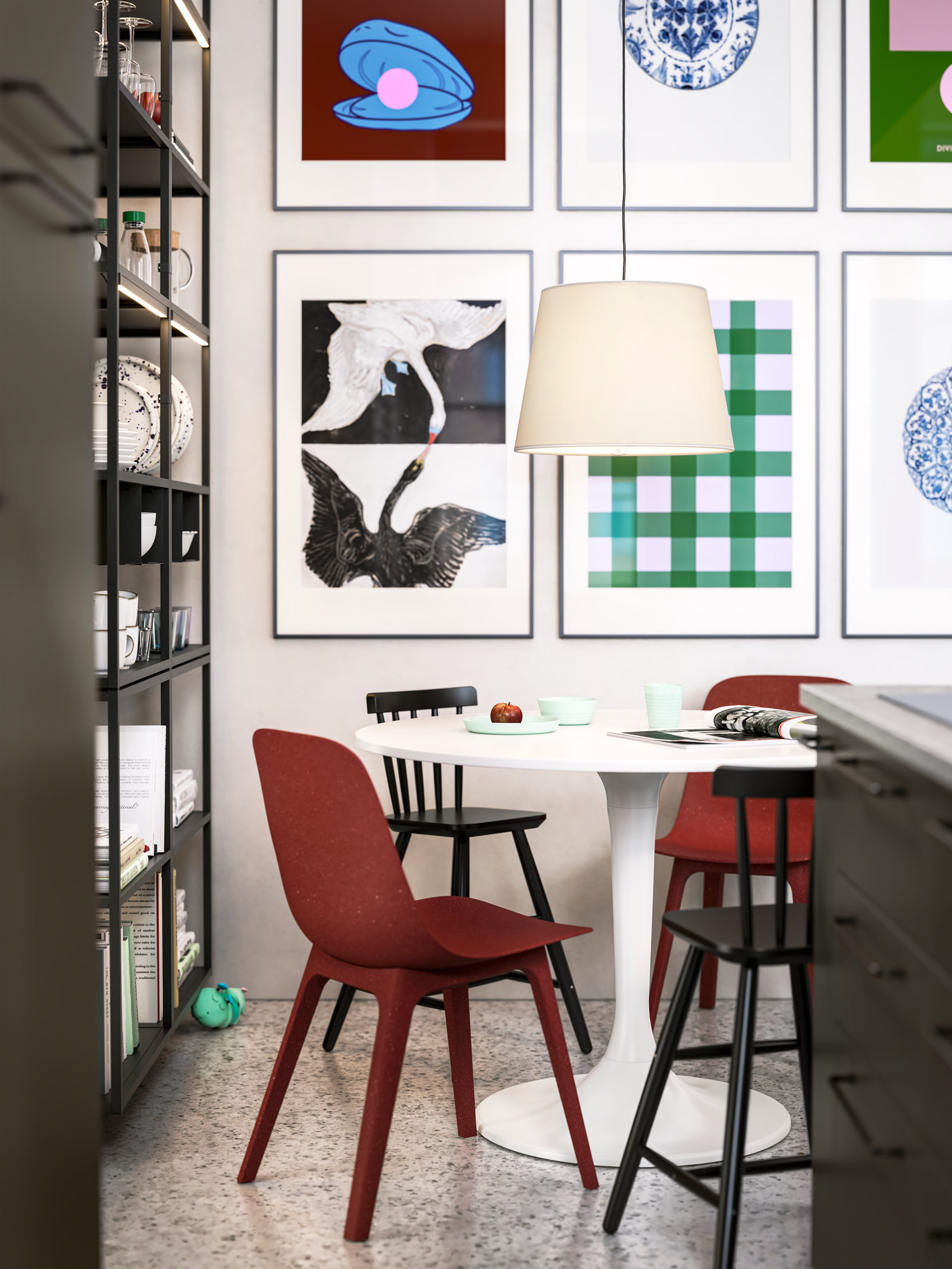coin repas avec chaises rouges design et table pied tulipe dans cuisine Metod IKEA coin repas avec chaises rouges design et table pied tulipe dans cuisine Metod IKEA