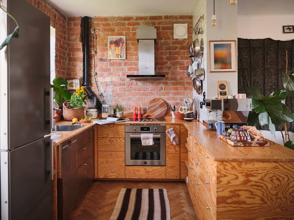 cuisine en contreplaqué ouverte avec mur de briques décoration vintage