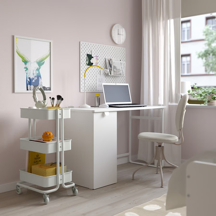 bureau mur rose décoration scandinave aménagé par IKEA