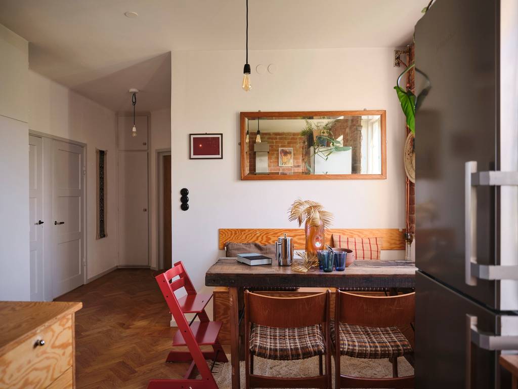cuisine en contreplaqué ouverte avec mur de briques décoration vintage