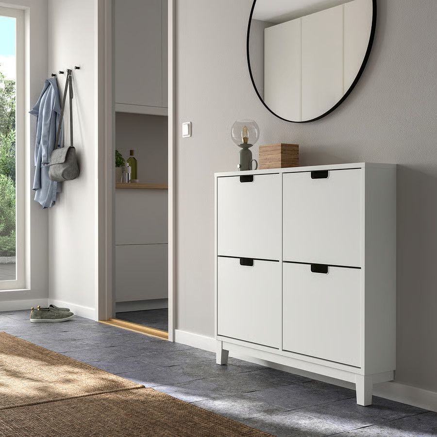 entrée mur gris avec miroir et meuble à chaussure