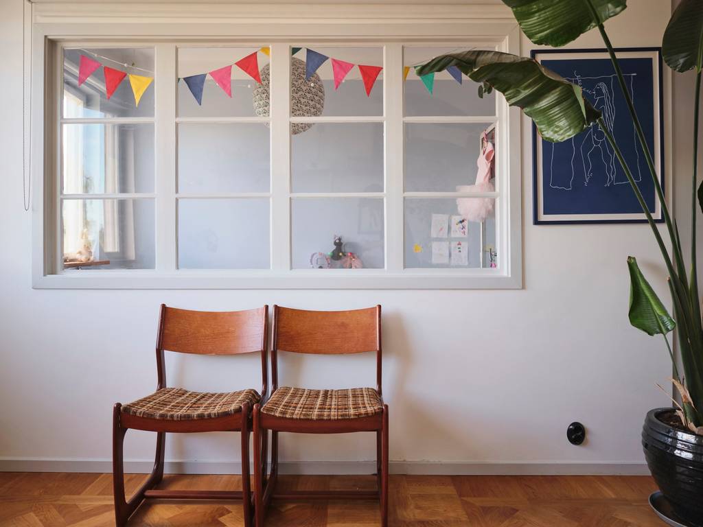 salon avec verrière intérieure type fenêtre