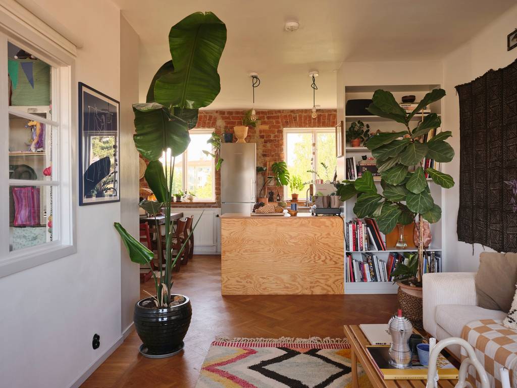 salon avec verrière intérieure type fenêtre et cuisine ouverte