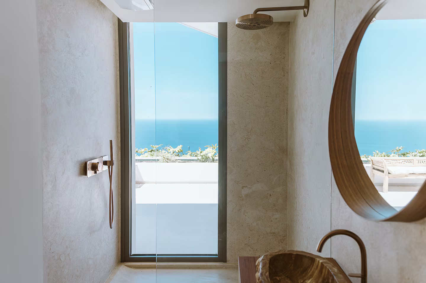 salle de bain avec baie vitrée vue mer