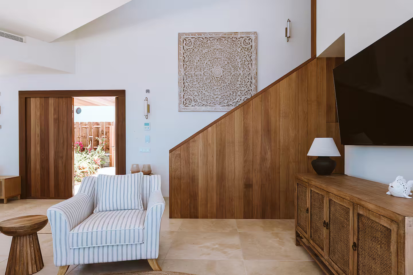 salon maison contemporaine avec piscine et vue mer Tenerife