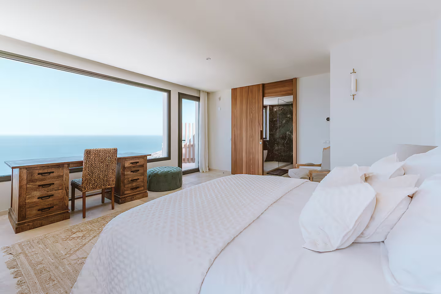 chambre avec baie vitrée vue mer décoration contemporaine