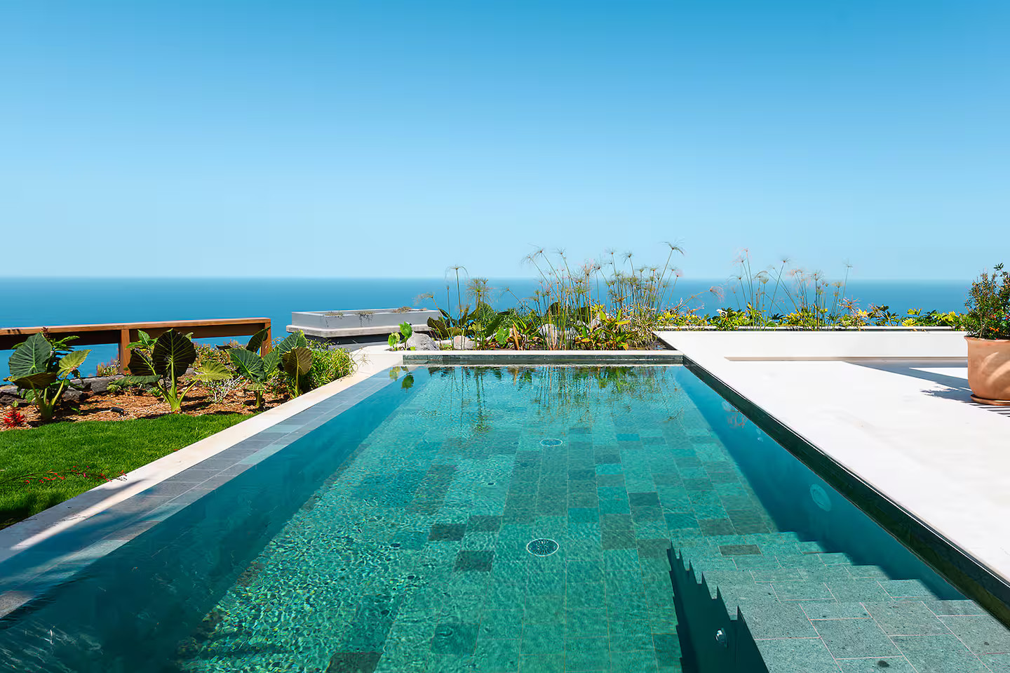 terrasse maison contemporaine avec piscine et vue mer Tenerife