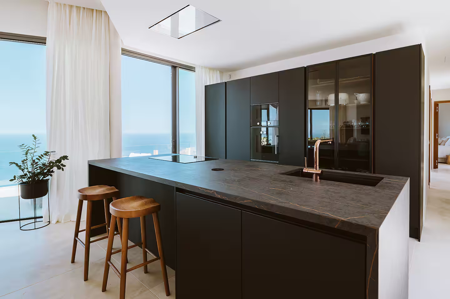 cuisine design noire maison contemporaine avec piscine et vue mer Tenerife