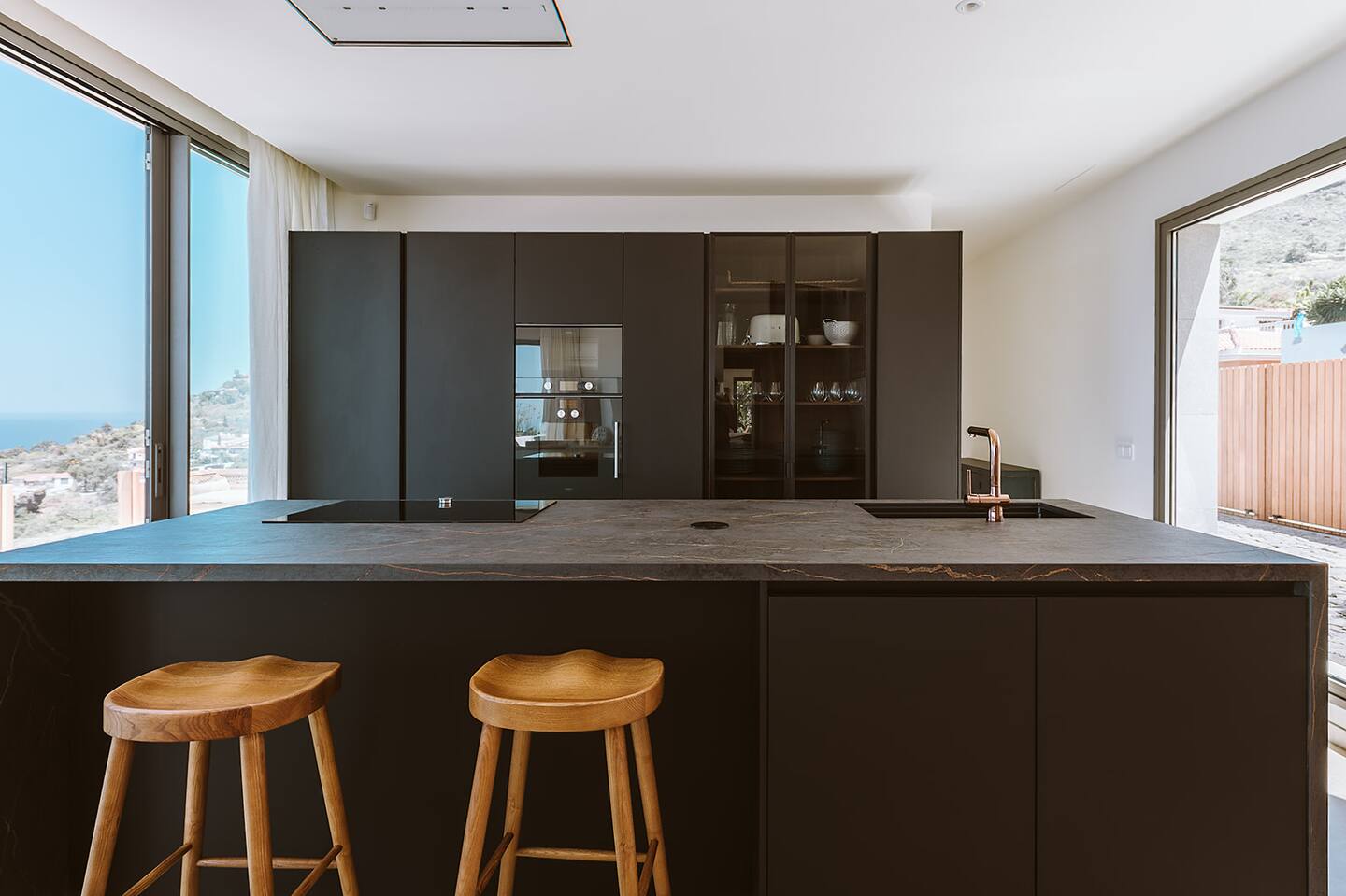 cuisine design noire avec baie vitrée