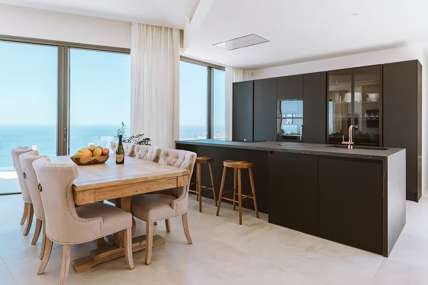 cuisine design noire maison contemporaine avec piscine et vue mer Tenerife