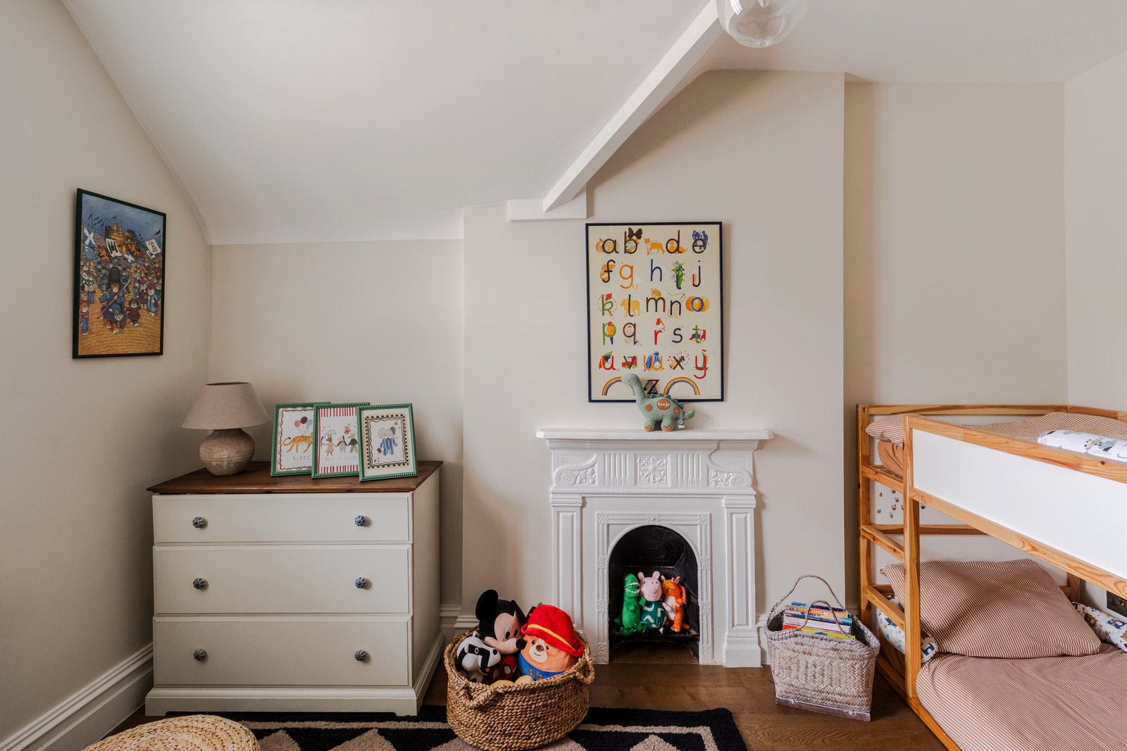 chambre d chambre d'enfant avec cheminée ancienne