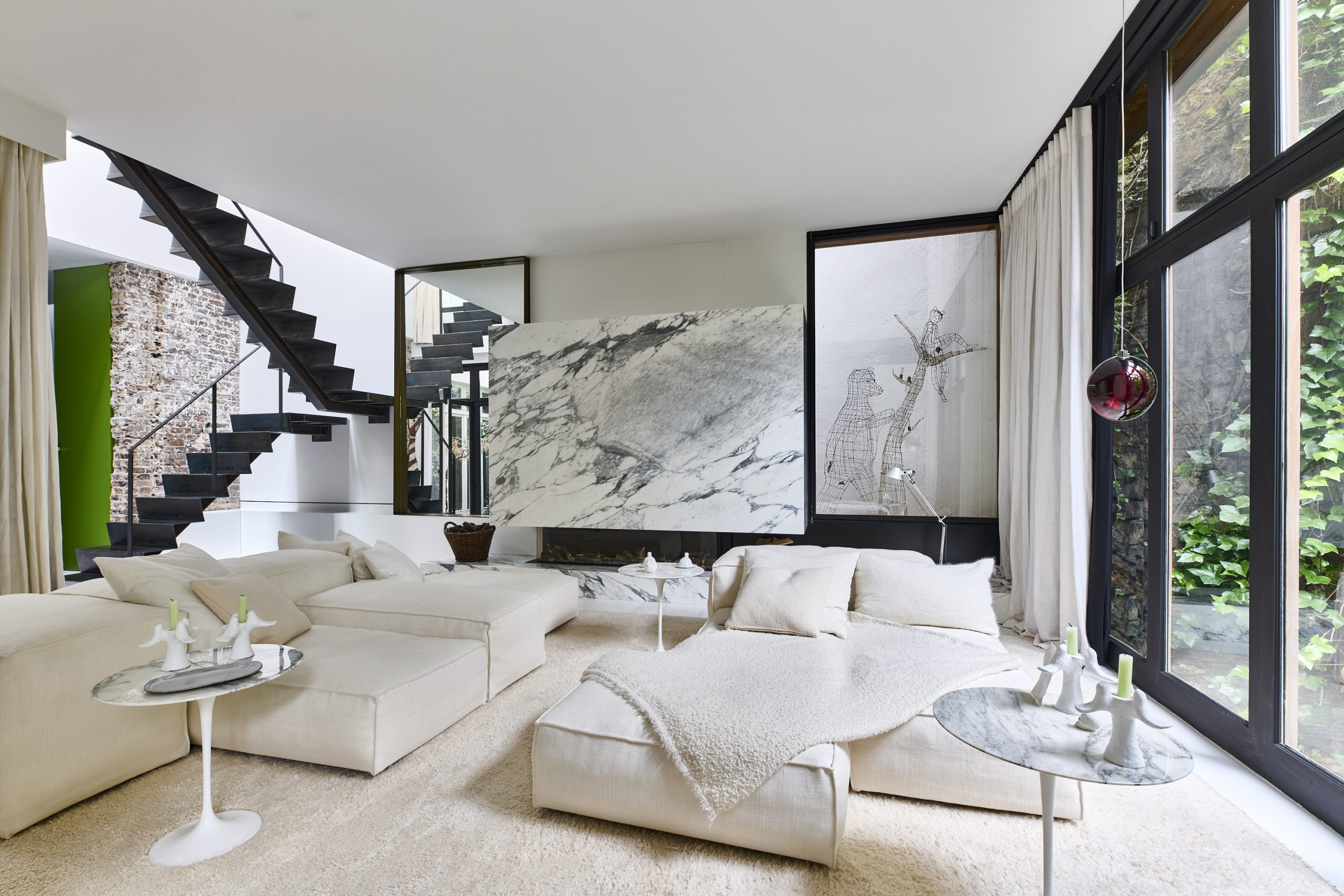 salon avec cheminée marbre design appartement en duplex Paris © Julien Krede