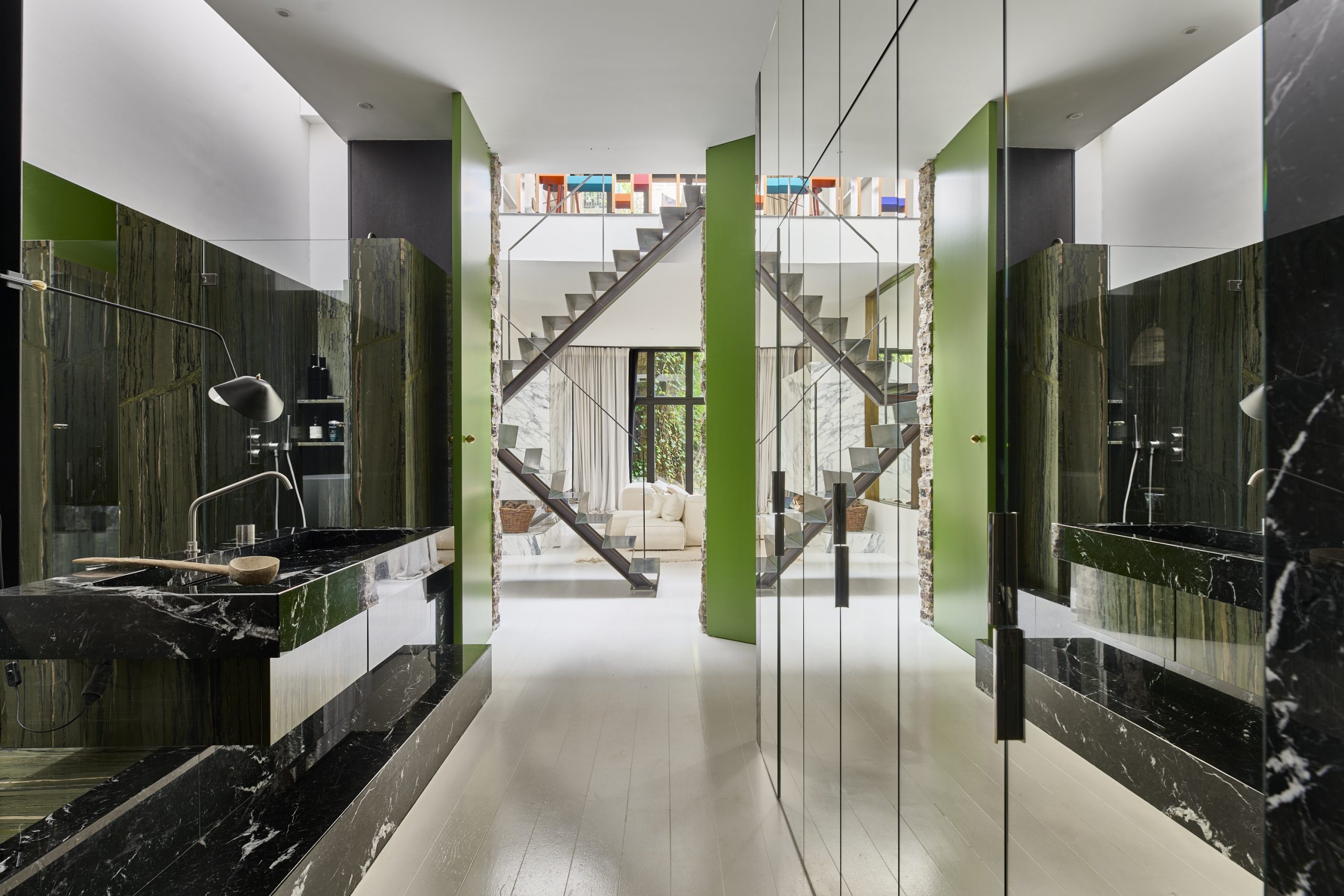 cuisine marbre noire design appartement en duplex Paris © Julien Krede