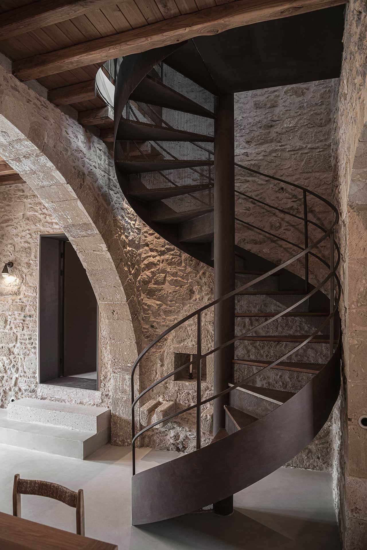 escalier acier design dans maison en pierres avec piscine en Crète Corte Interna