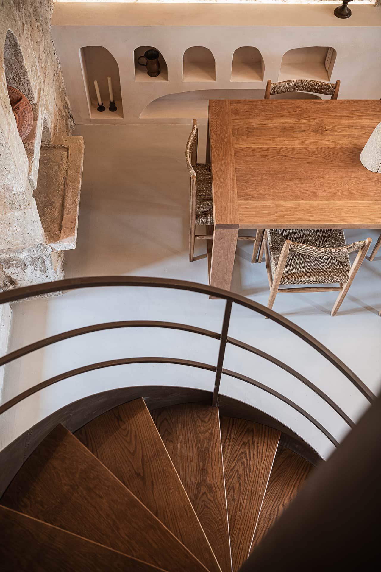 salle à manger rustique chic maison en pierres avec piscine en Crète Corte Interna