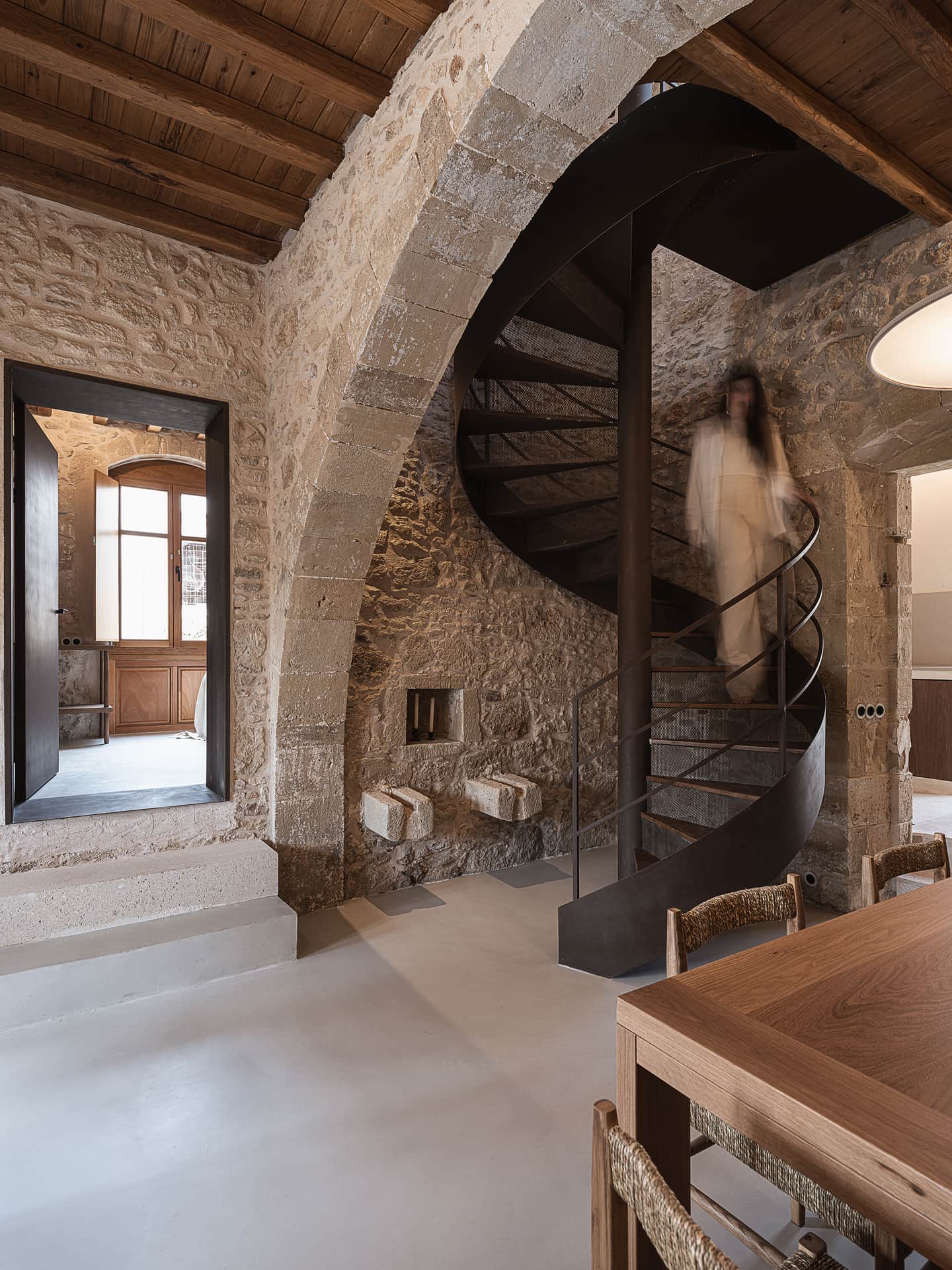 salle à manger ouverture cintrée maison en pierres avec piscine en Crète Corte Interna