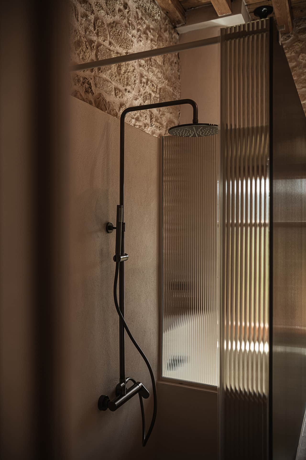 salle de bain mur pierre Corte Interna