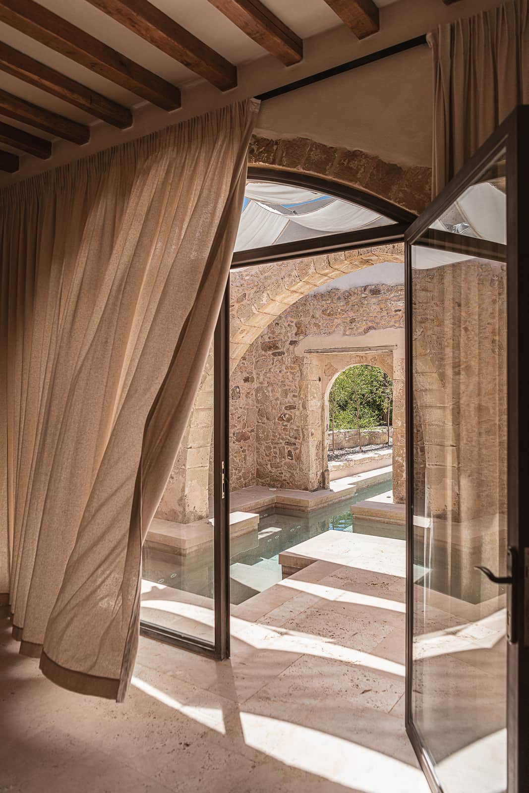 salon maison en pierres avec piscine en Crète Corte Interna