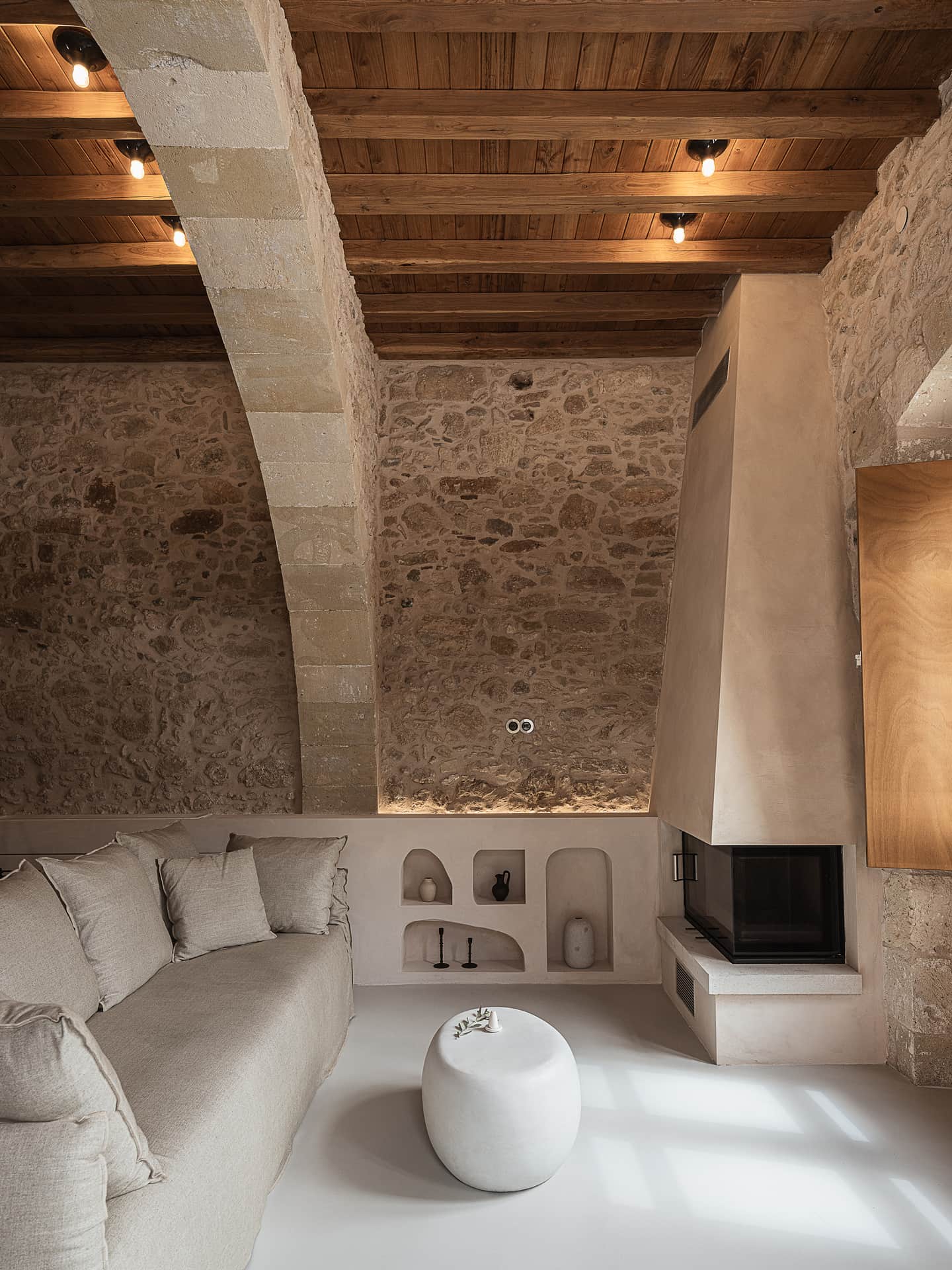 salon maison en pierres avec piscine en Crète Corte Interna