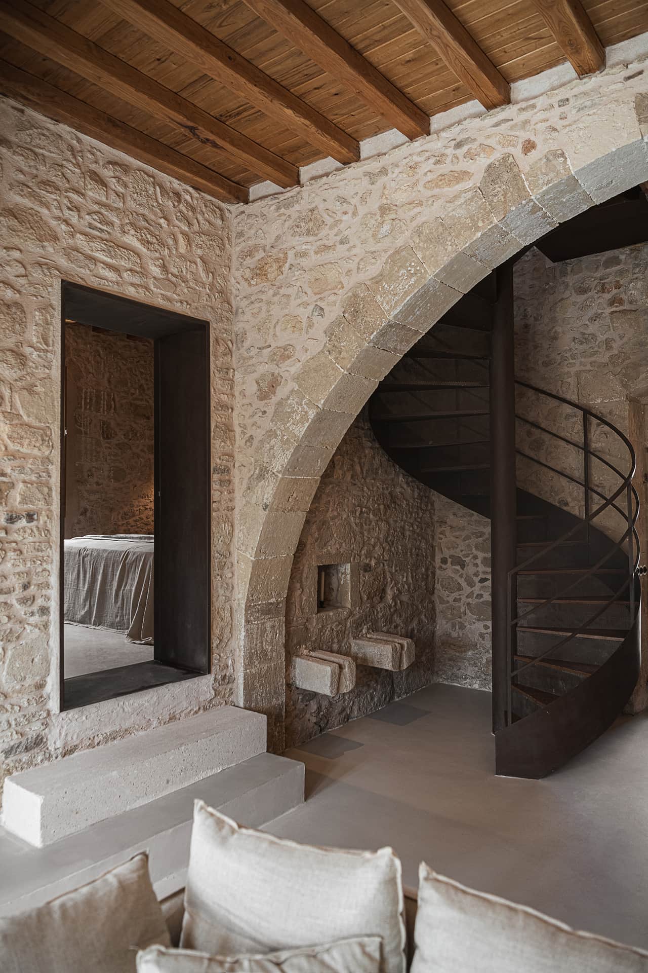 salon avec ouverture cintrée maison en pierres avec piscine en Crète Corte Interna
