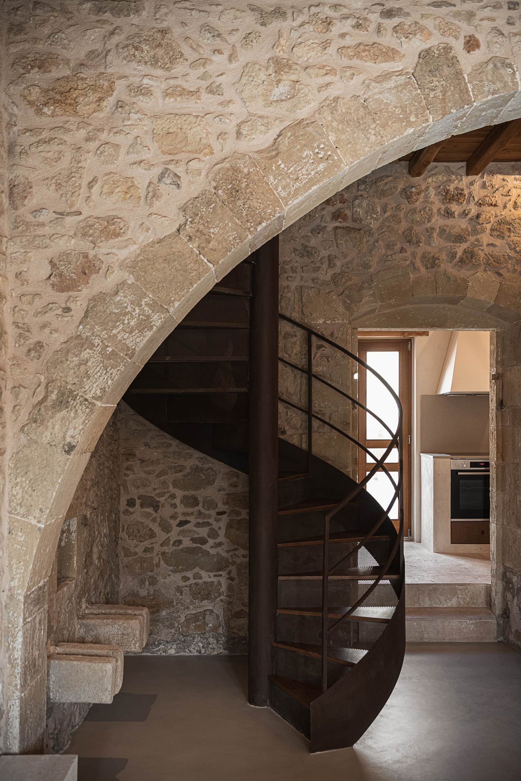 escalier et ouverture cintrée maison en pierres avec piscine en Crète Corte Interna
