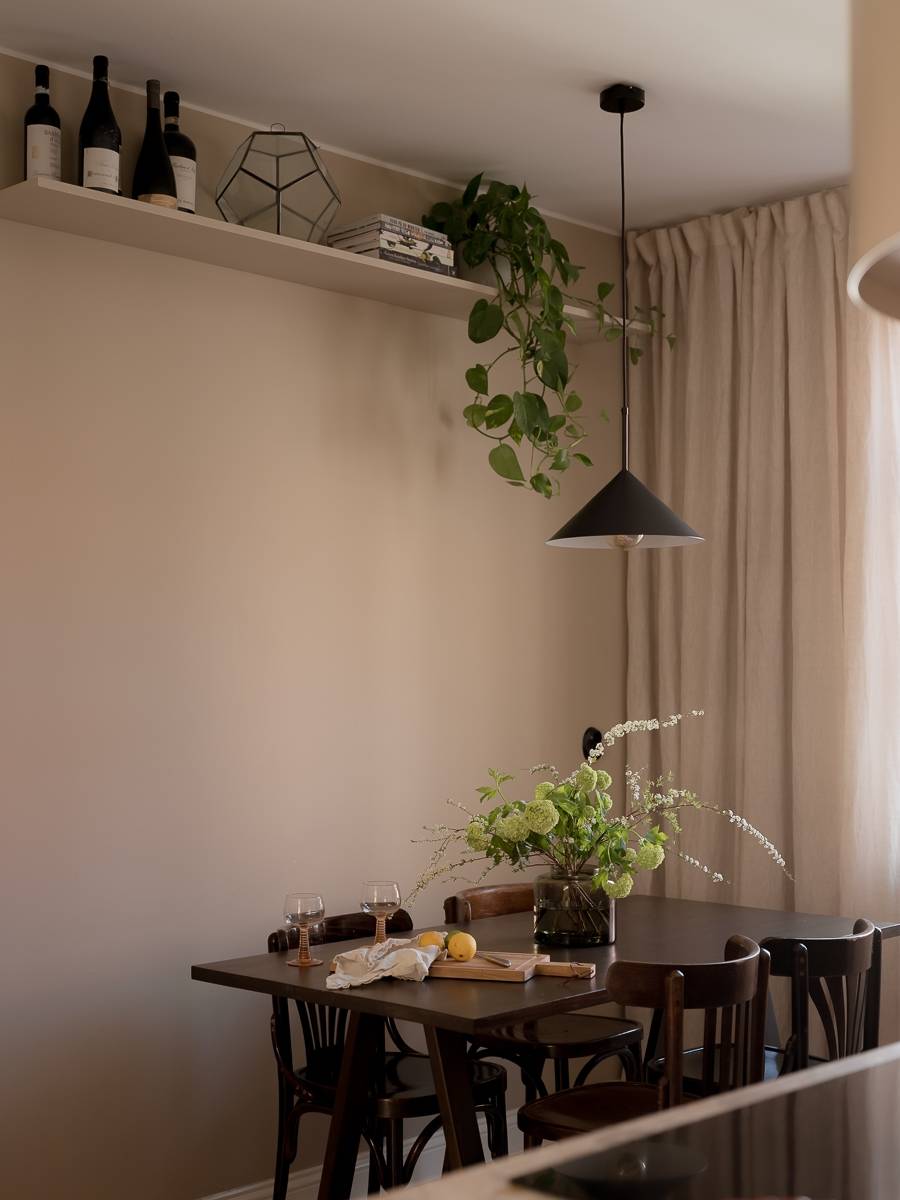 espace repas vintage dans cuisine bois et marbre design
