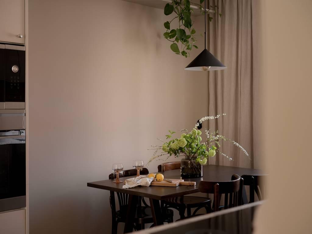 espace repas dans cuisine bois et marbre design