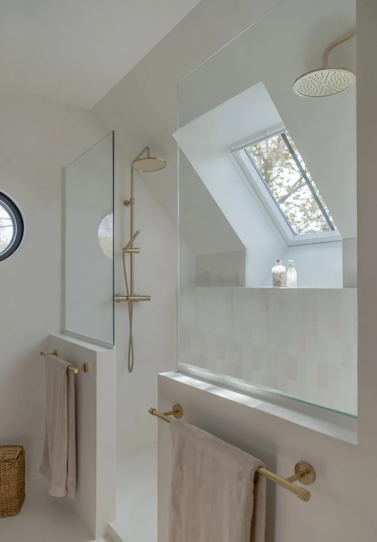 salle de bain avec douche double et velux