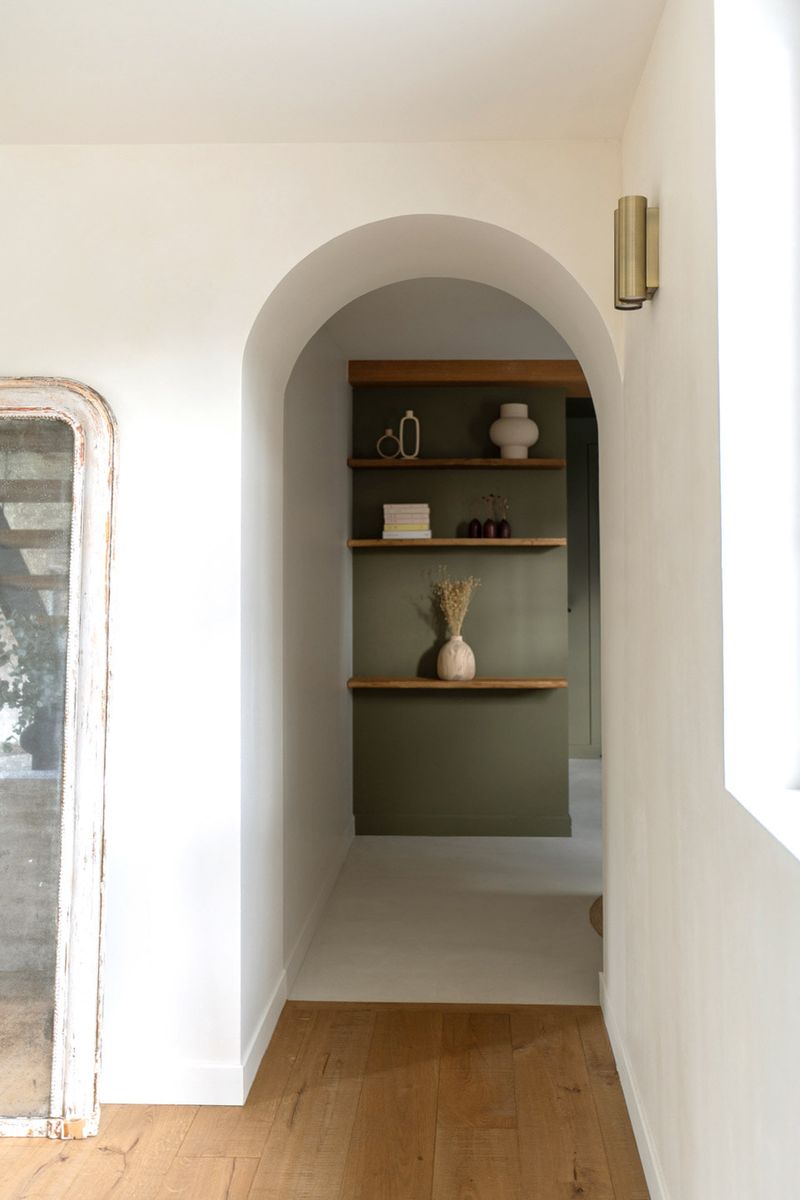 entrée ouverture cintrée décoration contemporaine maison rénovée ancien corps de ferme