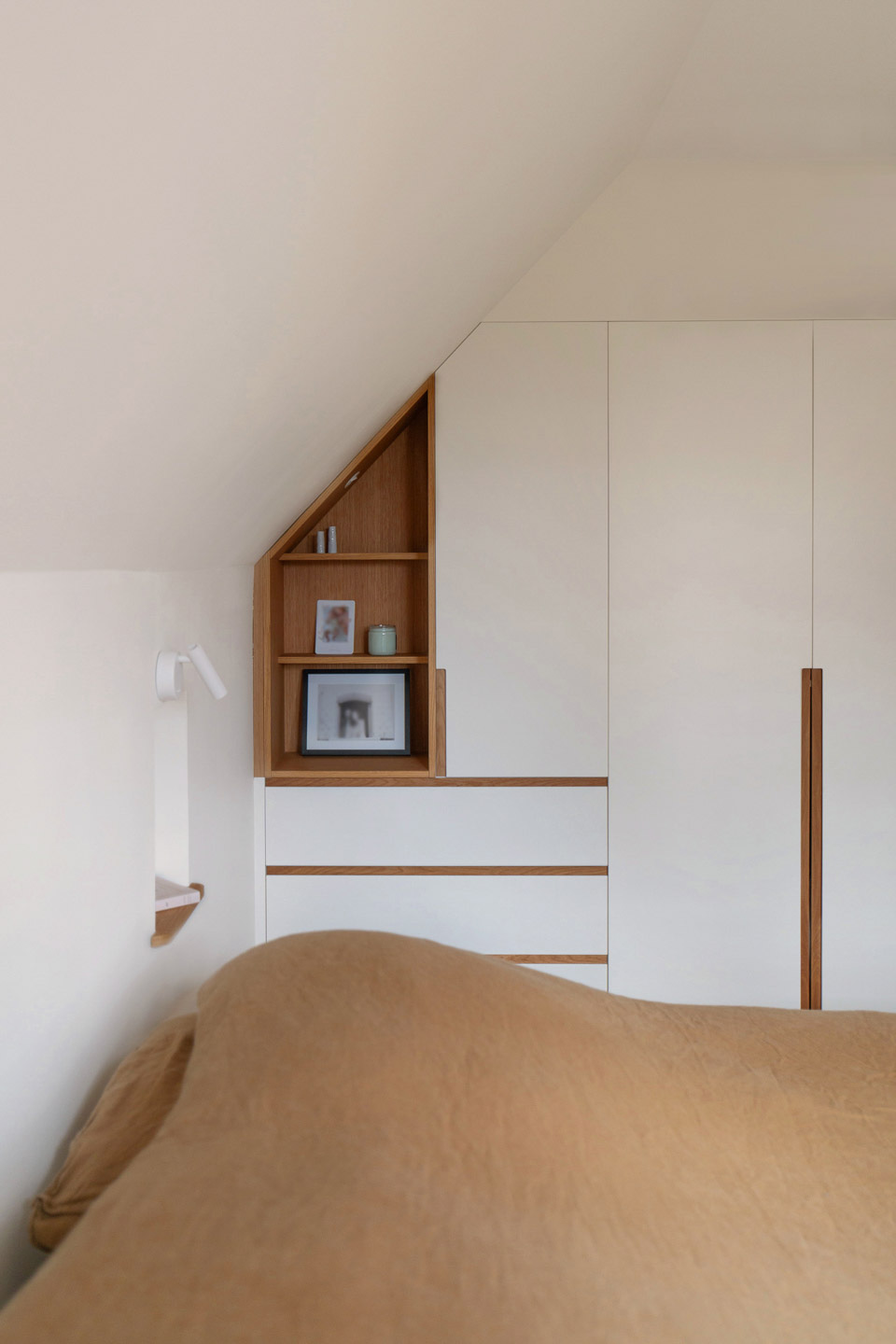 chambre mansardée avec placards sur mesure épousant la pente du toit