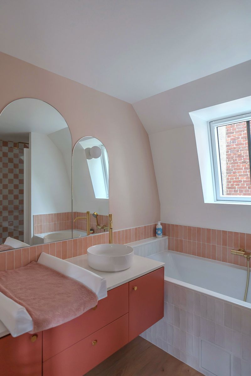 salle de bain décoration contemporaine rose