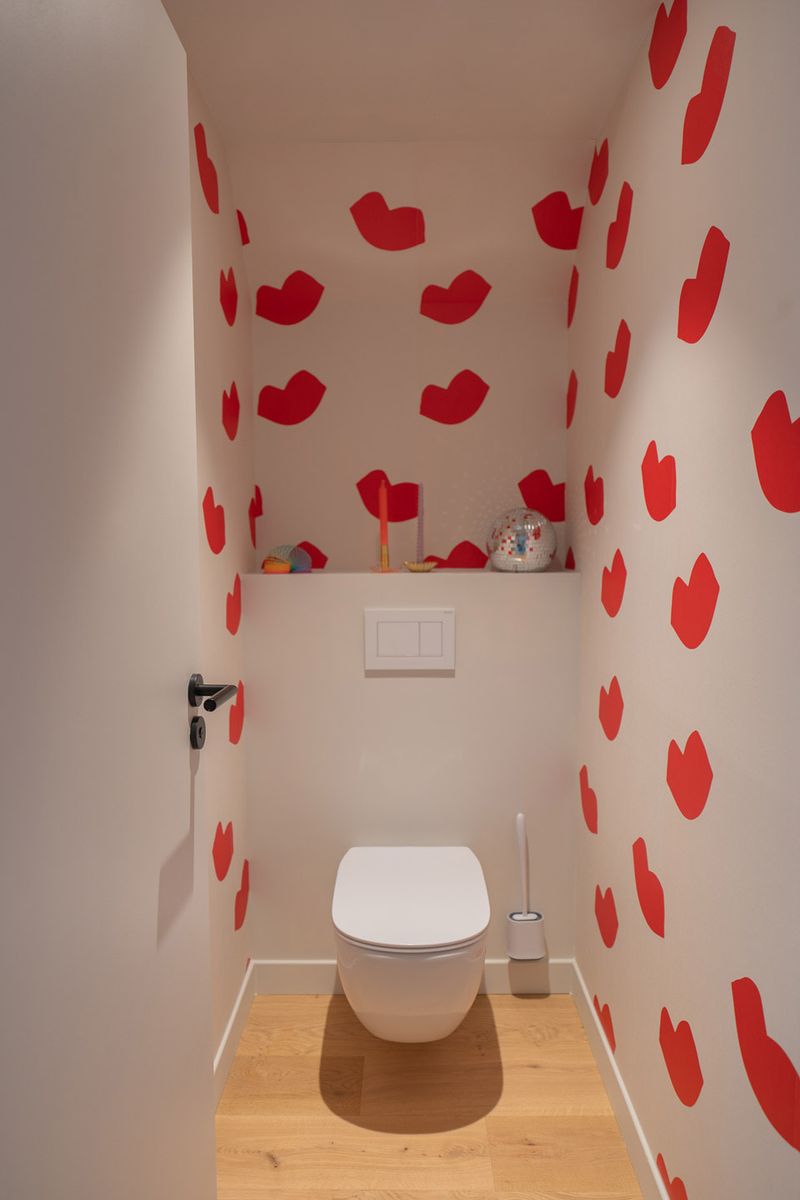 toilettes blanches et rouges