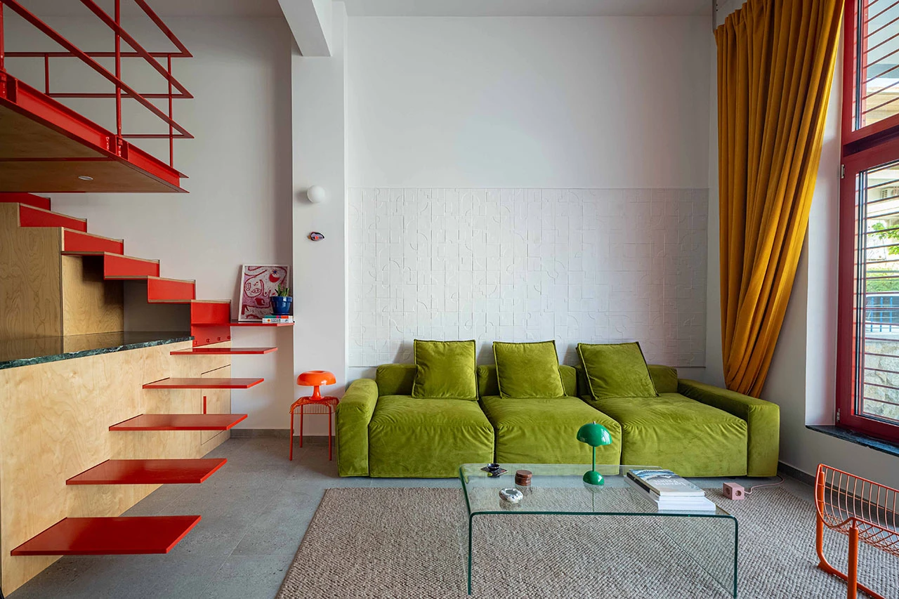 mezzanine acier rouge et escalier dans salon duplex 75m2 décoration originale et colorée