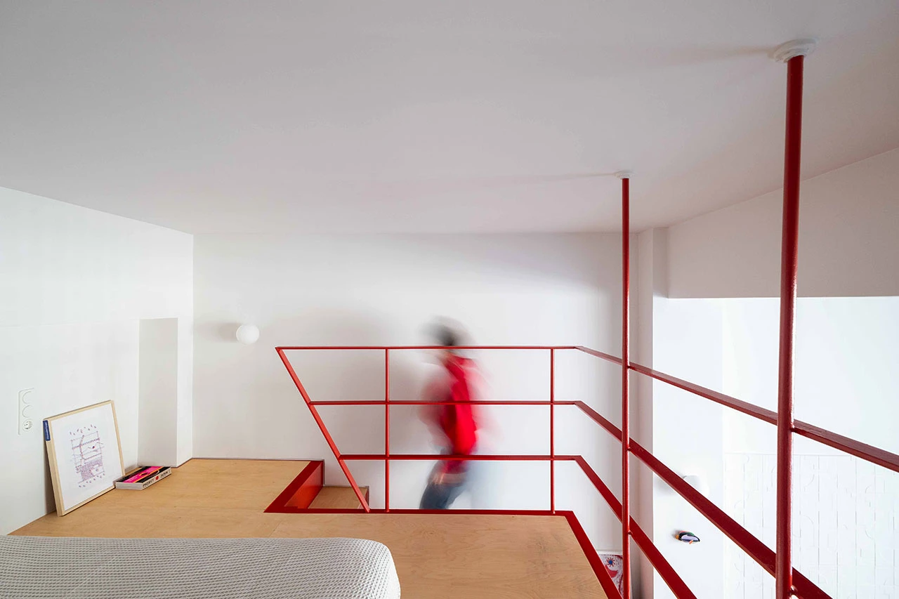 chambre sur mezzanine acier rouge